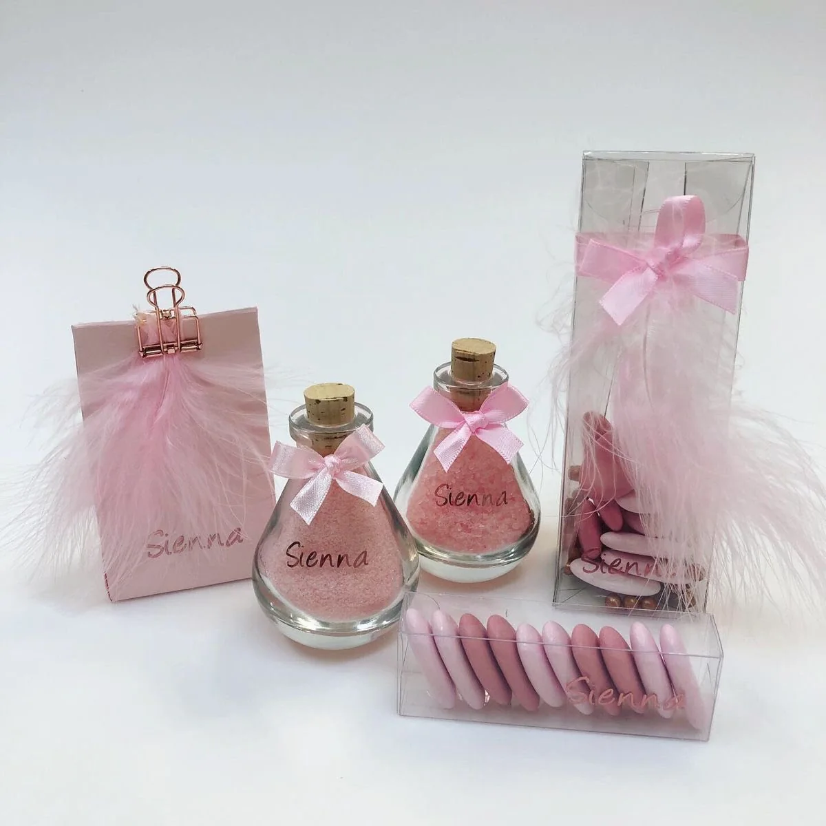 Contenants à dragées rosés, plumes et rubans
