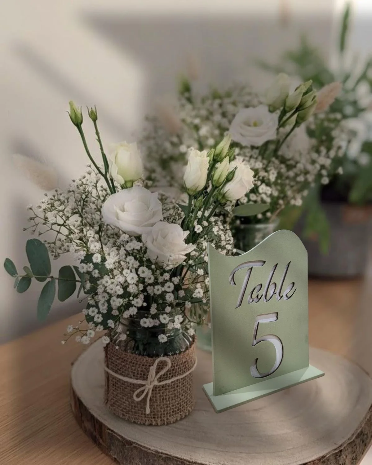 Signalétique de table sauge et composition florale blanche